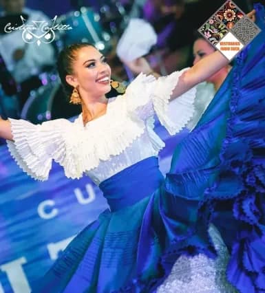 Hero del sitio con carrusel de trajes típicos